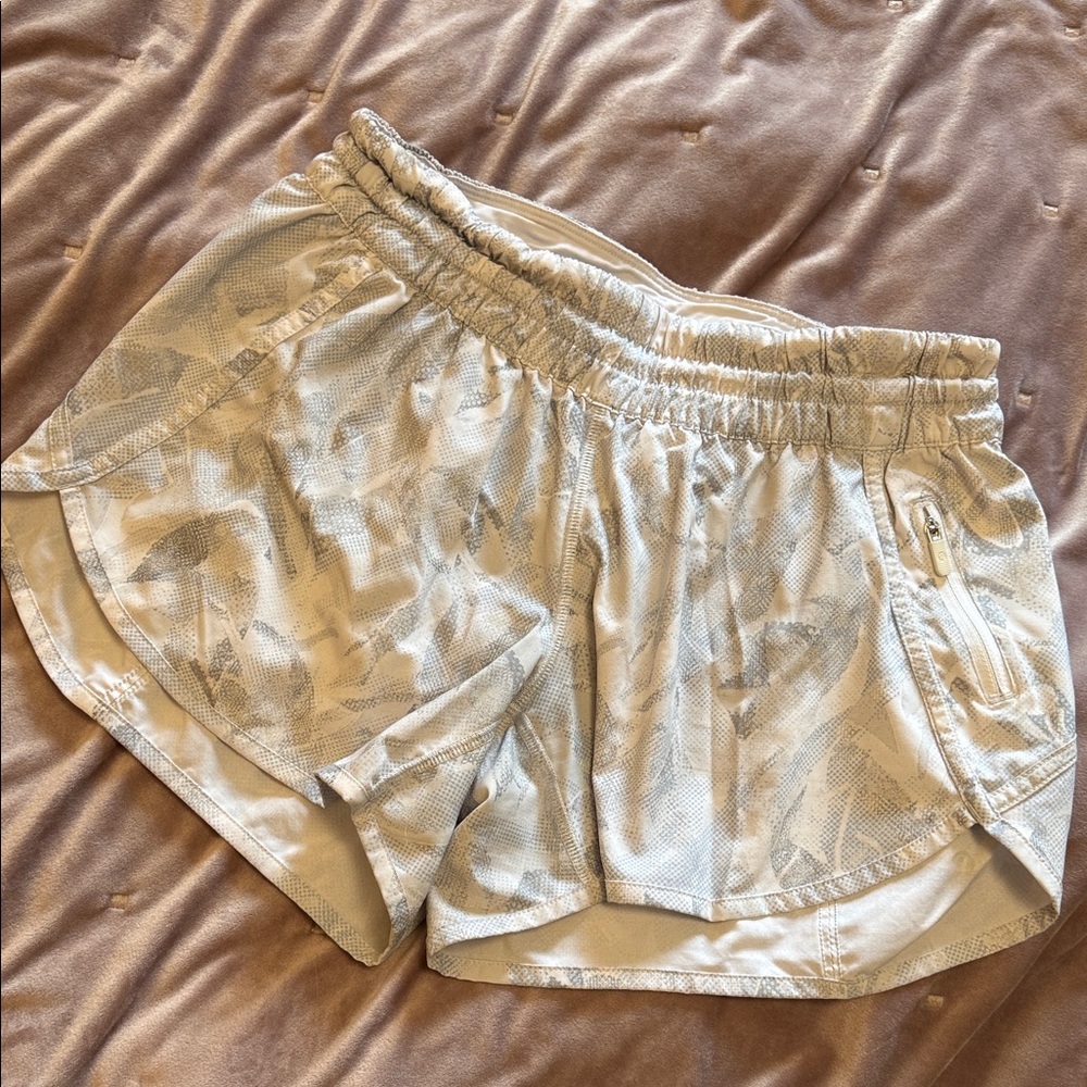 lululemon athletica Women's Light Gray Patterned Shorts